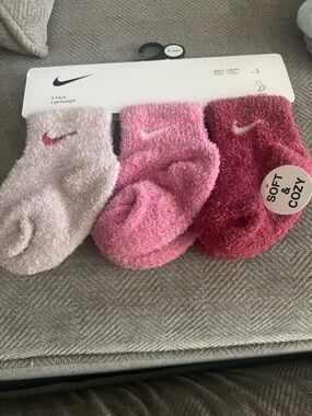 Nike Plush Fuzzy Sock 3-Pack in Light Pink, Medium Pink, Dark Pink